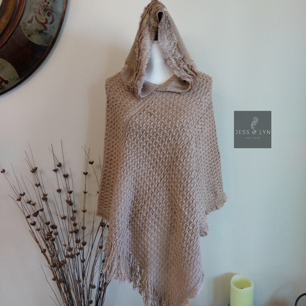 🆕 Tan/Beige Faux Fur Hooded Fringe Poncho